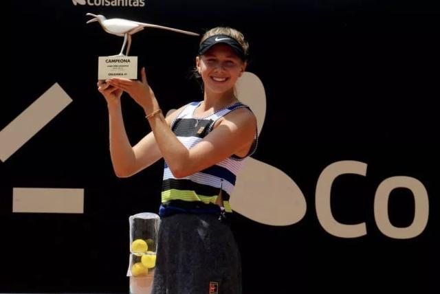 （粤港澳全运会）四川队选手王雅繁／蒋欣玗获网球女子双打冠军